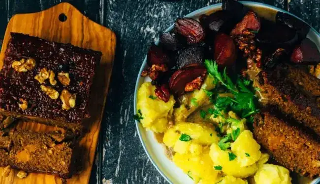 festlicher vegetarischer Nussbraten aufgeschnitten auf einer Servierplatte