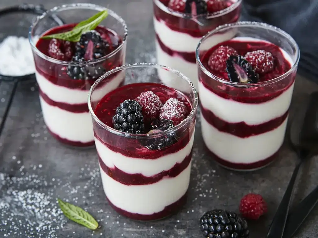 Quarkdessert mit Beeren im Glas