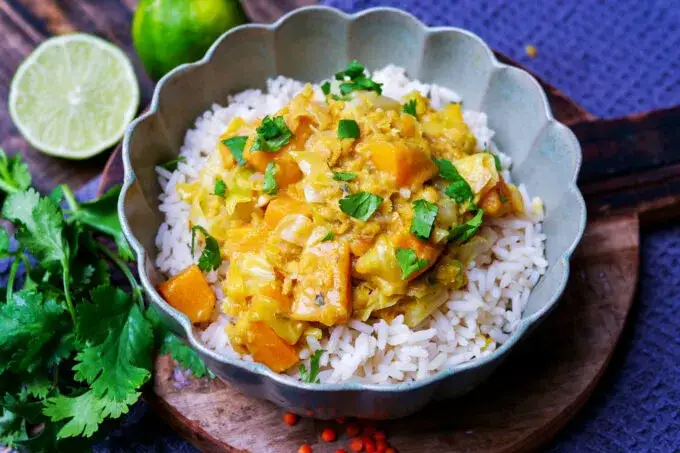 Cremiges Spitzkohl-Curry mit Kichererbsen in einer Sch&uuml;ssel
