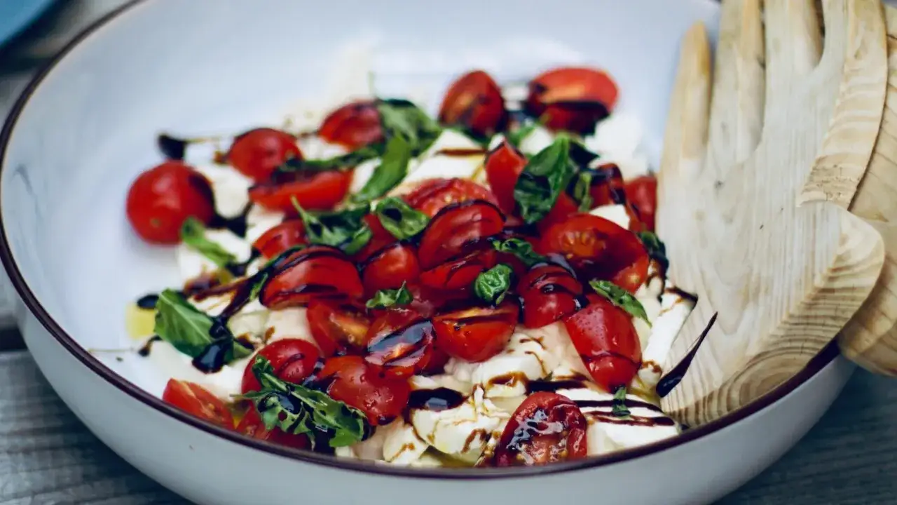 Insalata Caprese original italienisch angerichtet