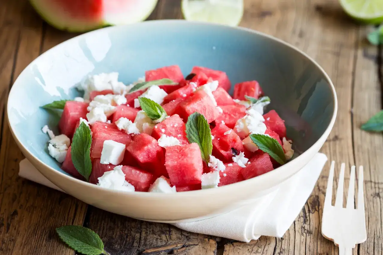 Wassermelonen-Feta-Salat mit Minze in einer Sch&uuml;ssel