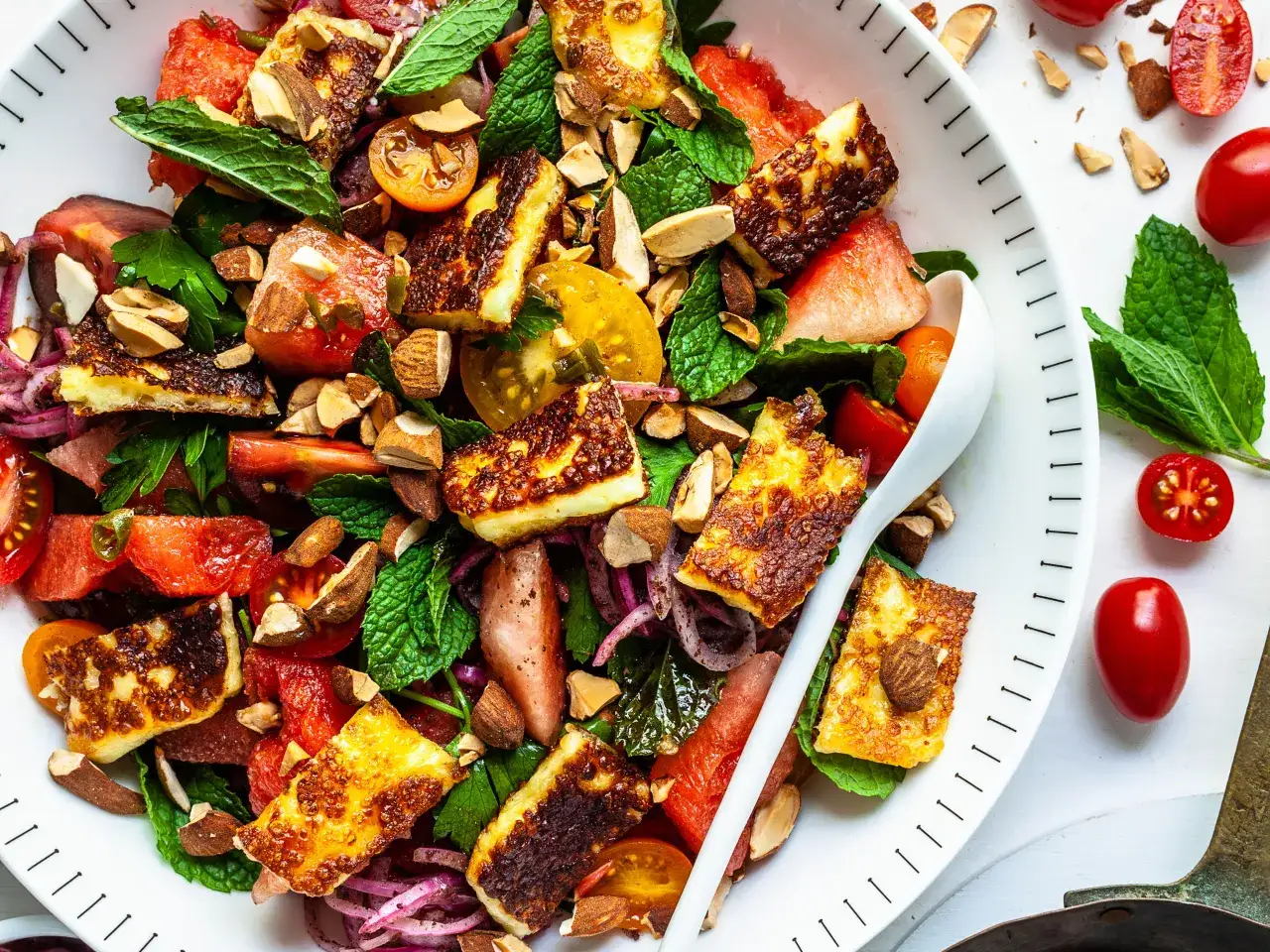 bunter vegetarischer Salat mit Halloumi und Wassermelone