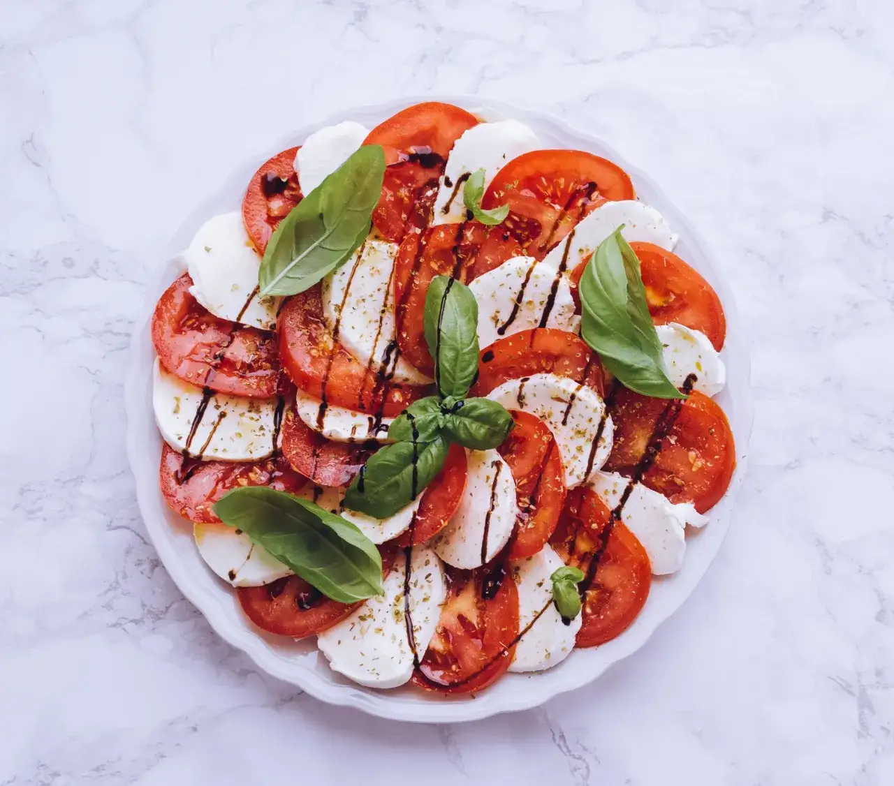 Hochwertige Zutaten für Caprese Salat Tomaten Mozzarella Basilikum
