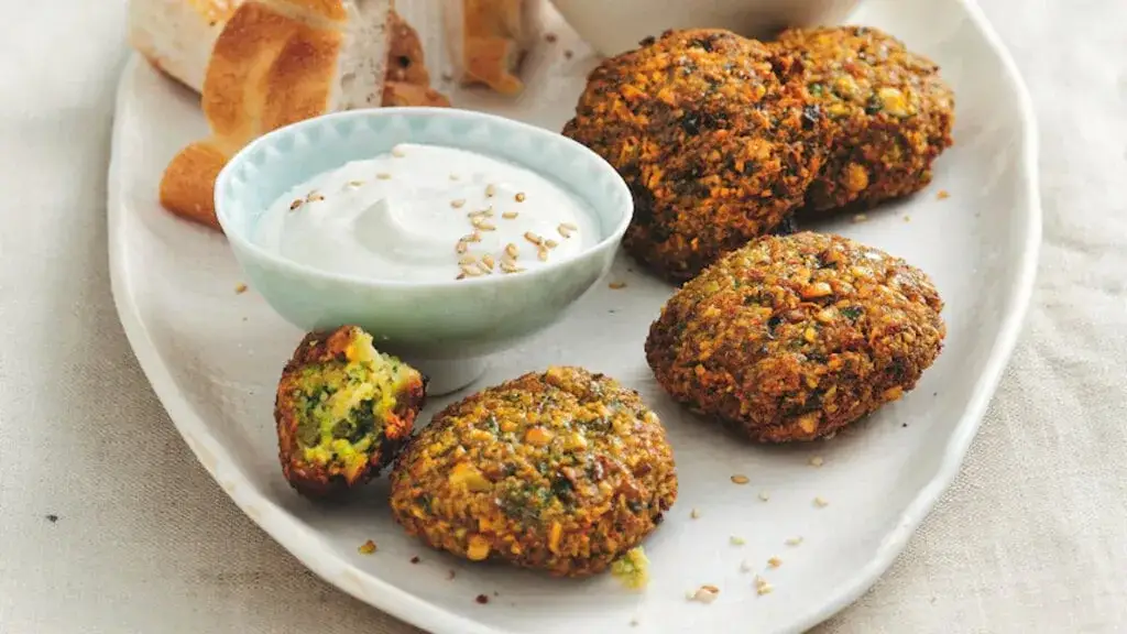 hausgemachte Falafel Masse und knusprige Falafel Bällchen