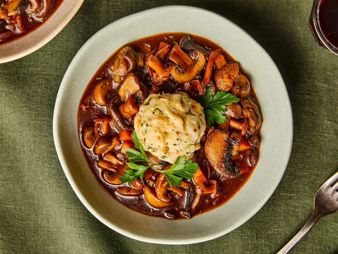 vegetarisches Gulasch mit Semmelkn&ouml;del in einem tiefen Teller