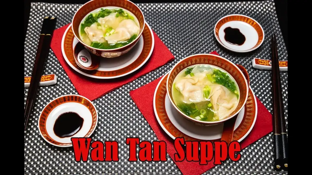 hausgemachte Wan Tan Suppe in einer Schüssel mit Löffel und Stäbchen