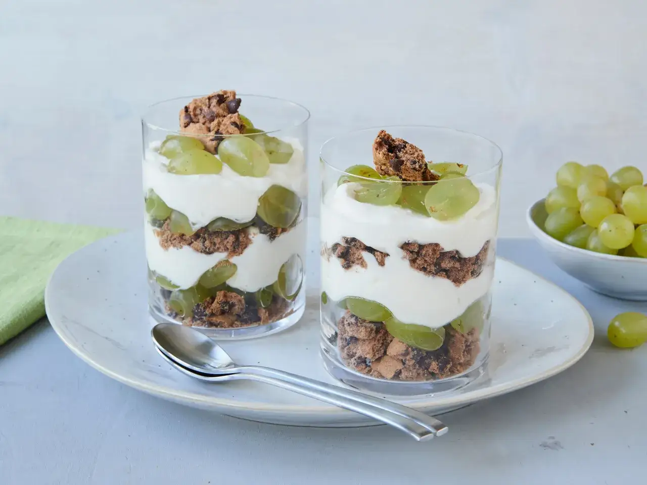 Servierfertiges Weintrauben Keks Dessert im Glas