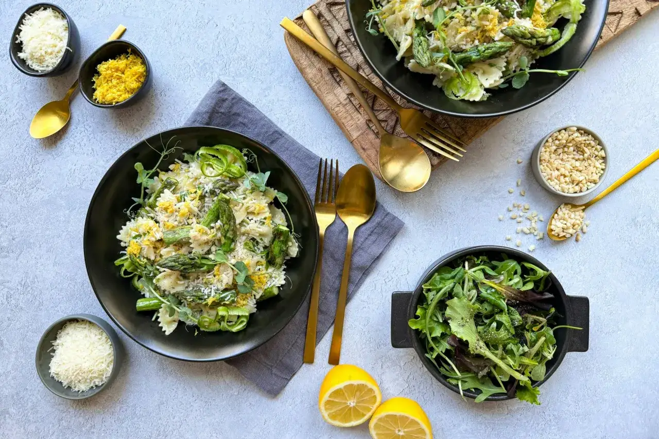 vegetarisches Zitronen-Gericht mit Spargel und Mandeln