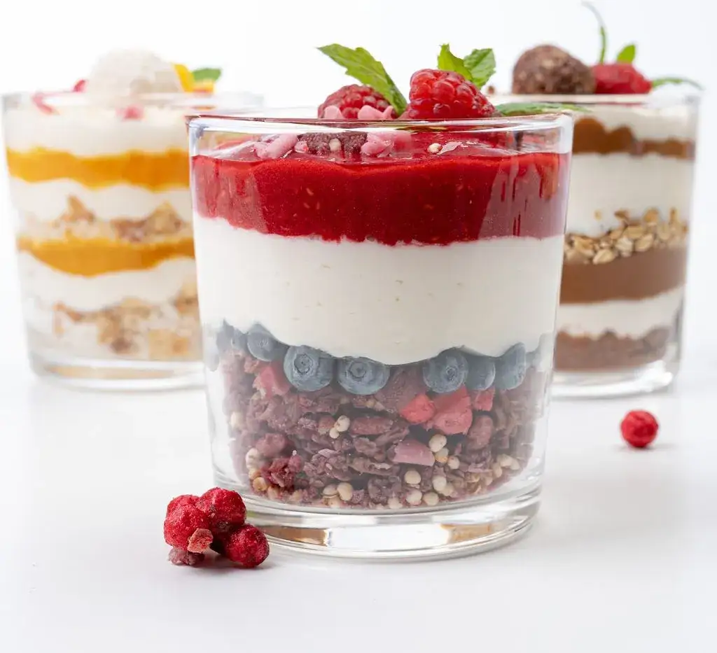 verschiedene dessert gläser