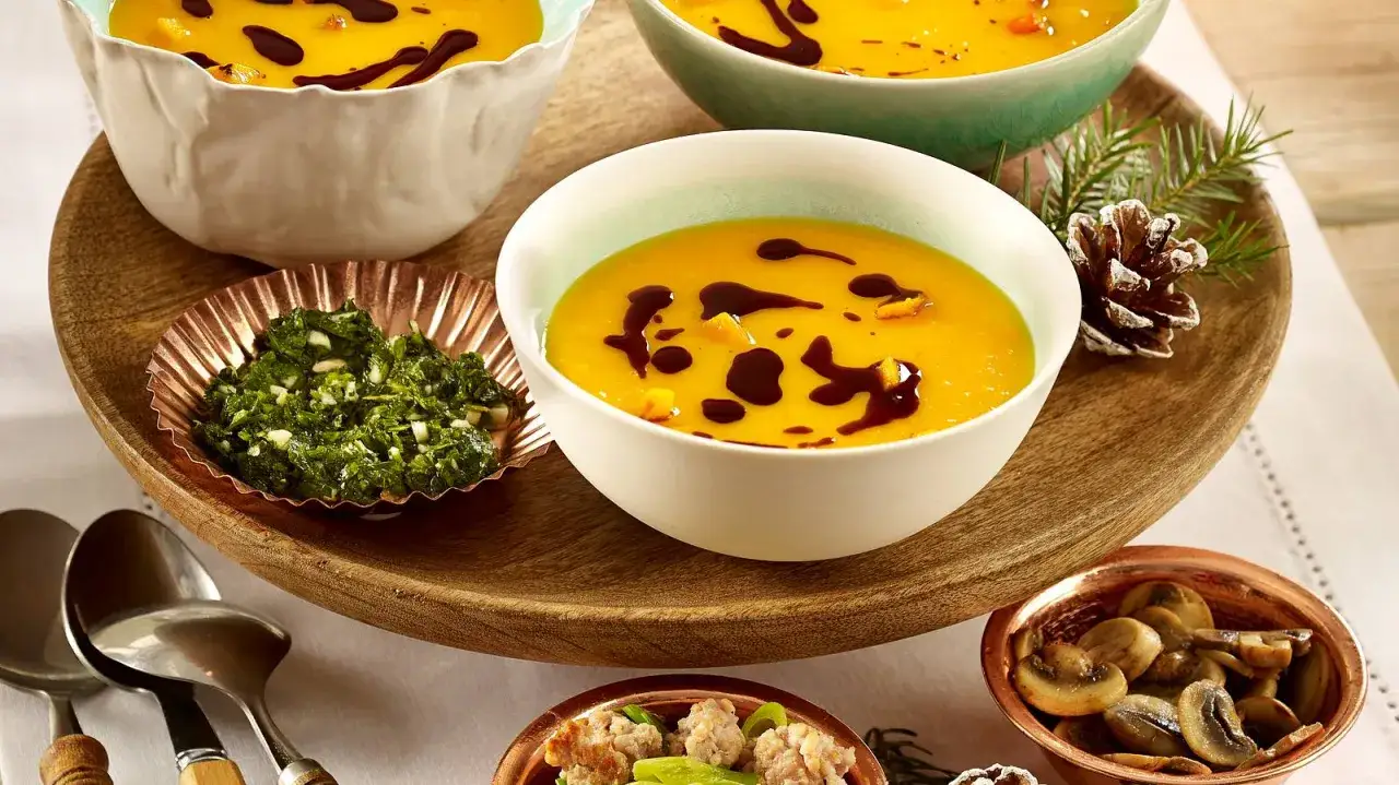 Toppings f&uuml;r Suppe in kleinen Schalen wie K&uuml;rbiskerne Koriander Croutons