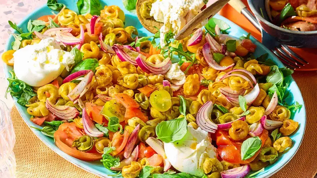 bunt gedecktes Party Buffet mit verschiedenen Salaten in Sch&uuml;sseln