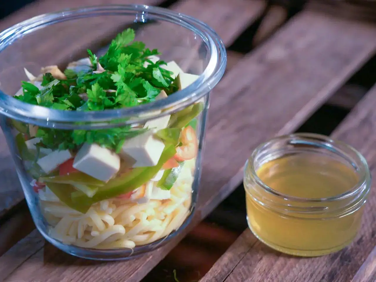 Zwei Arten von Suppe im Glas nebeneinander: Instant-Schichtsuppe und eingekochte Gemüsesuppe