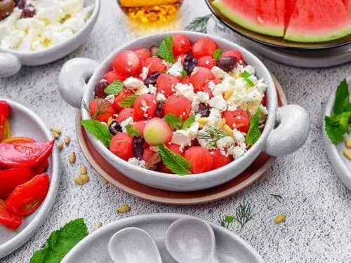 Variationen von Wassermelonen-Feta-Salat mit Pinienkernen Rucola und Avocado