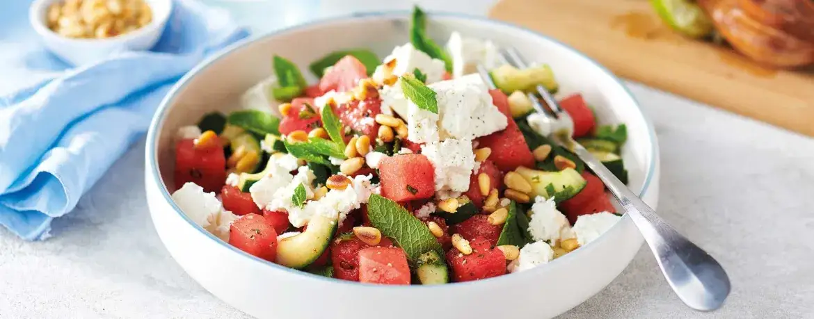 Melonen Feta Salat mit Minze in einer Sch&uuml;ssel angerichtet
