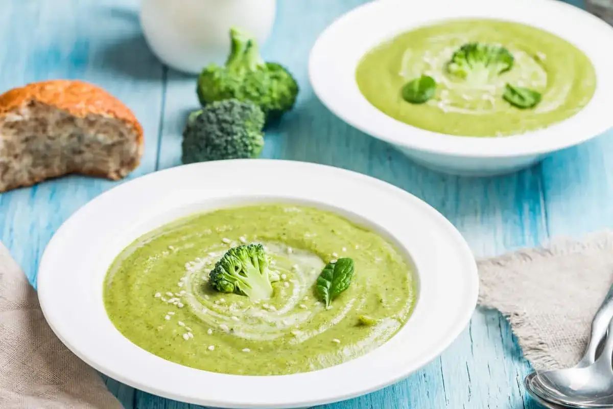 Cremige Brokkolisuppe in einer Sch&uuml;ssel mit Toppings