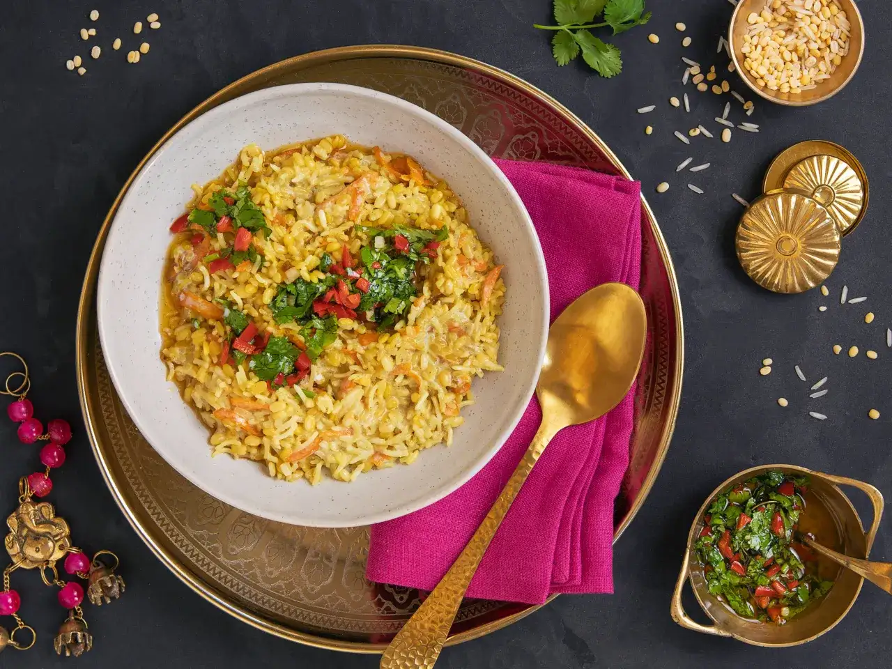 verschiedene Toppings f&uuml;r Suppe in kleinen Schalen Koriander Joghurt Chili&ouml;l N&uuml;sse