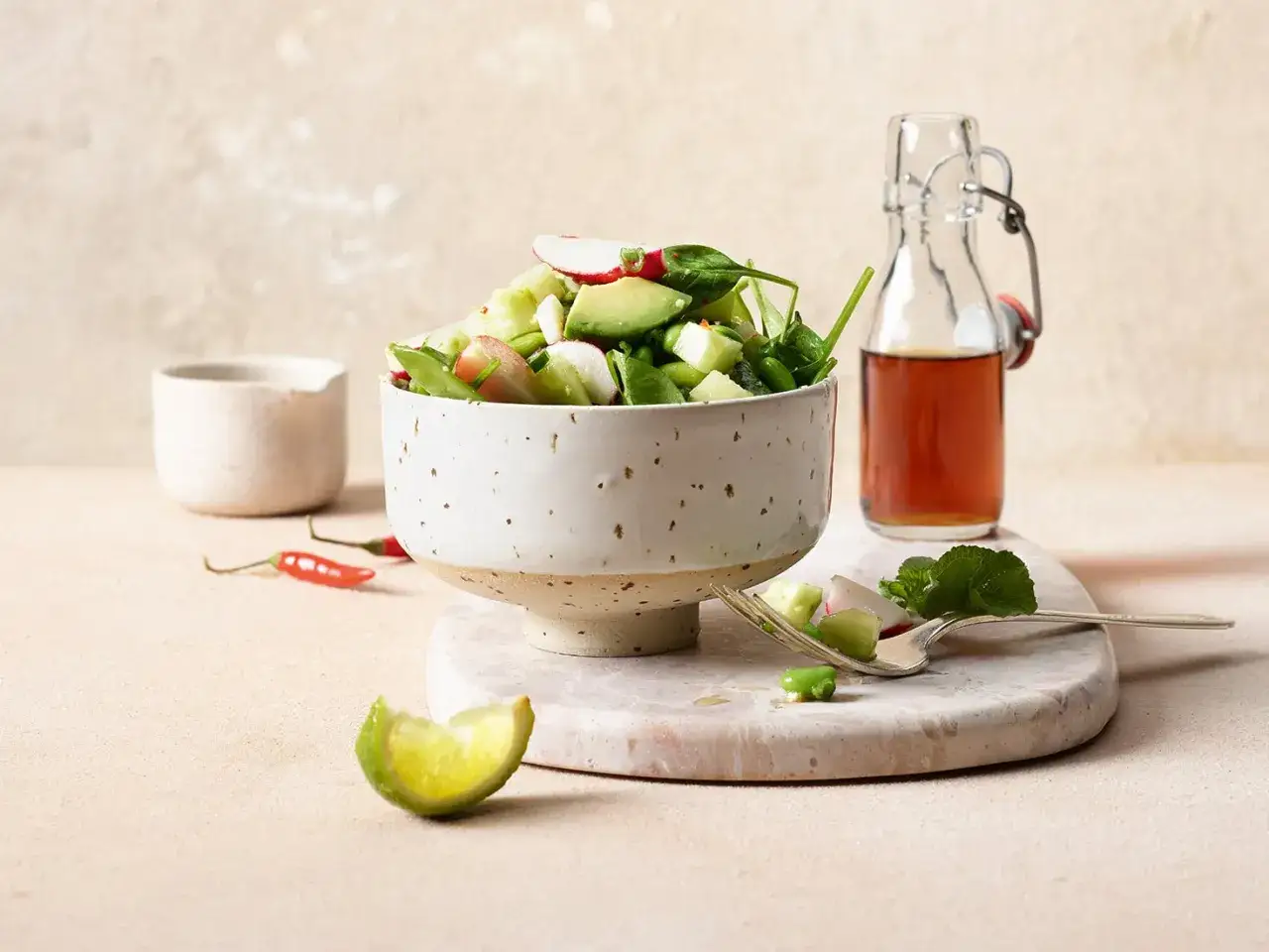drei kleine Sch&uuml;sseln mit verschiedenen asiatischen Salatdressings nebeneinander