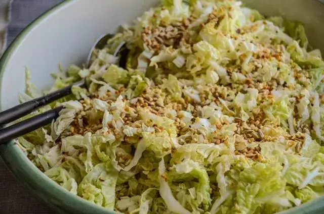 Asiatischer Chinakohl Salat mit Sesam und Erdnüssen