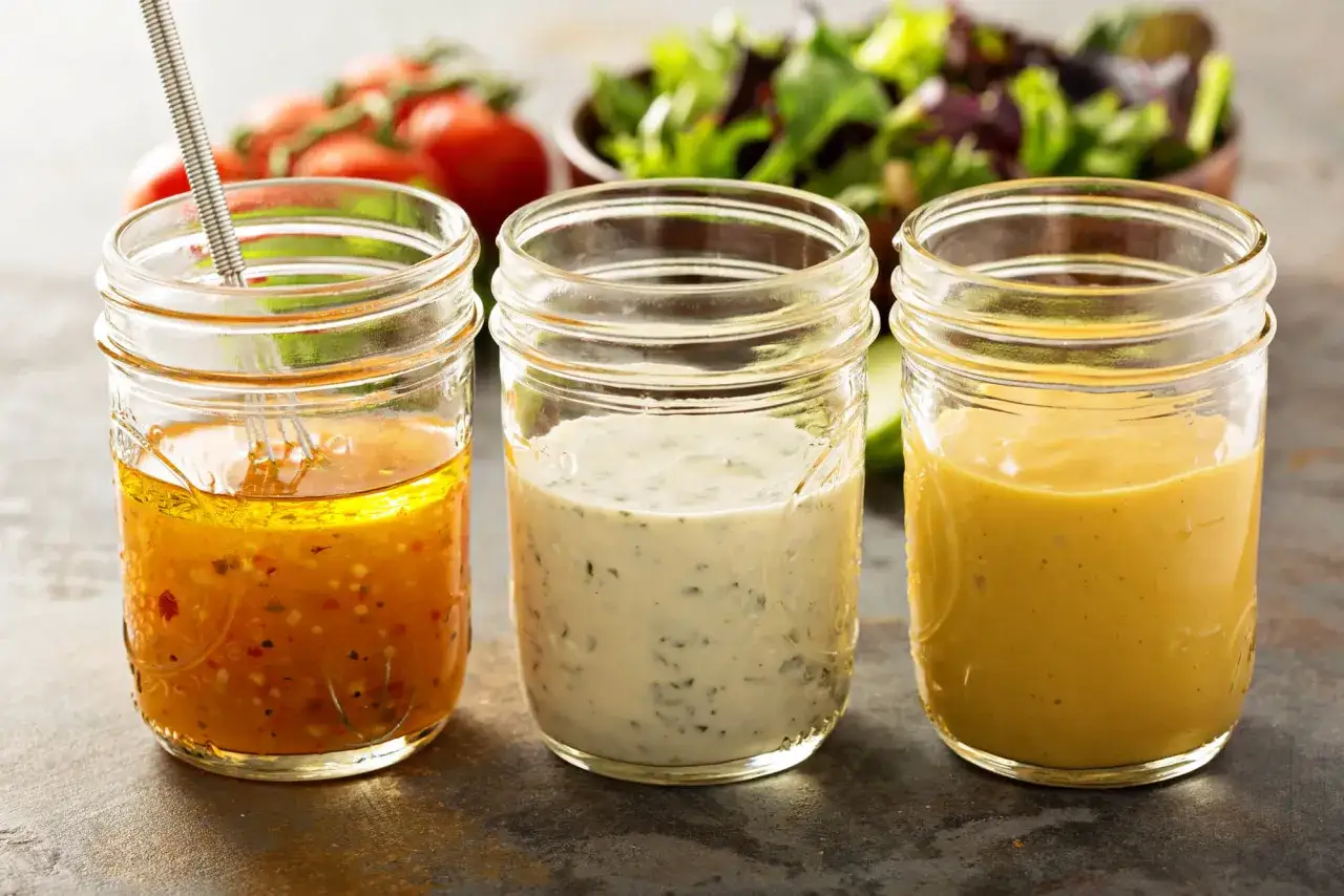 Zutaten f&uuml;r ein Salatdressing Vinaigrette auf einem Holztisch