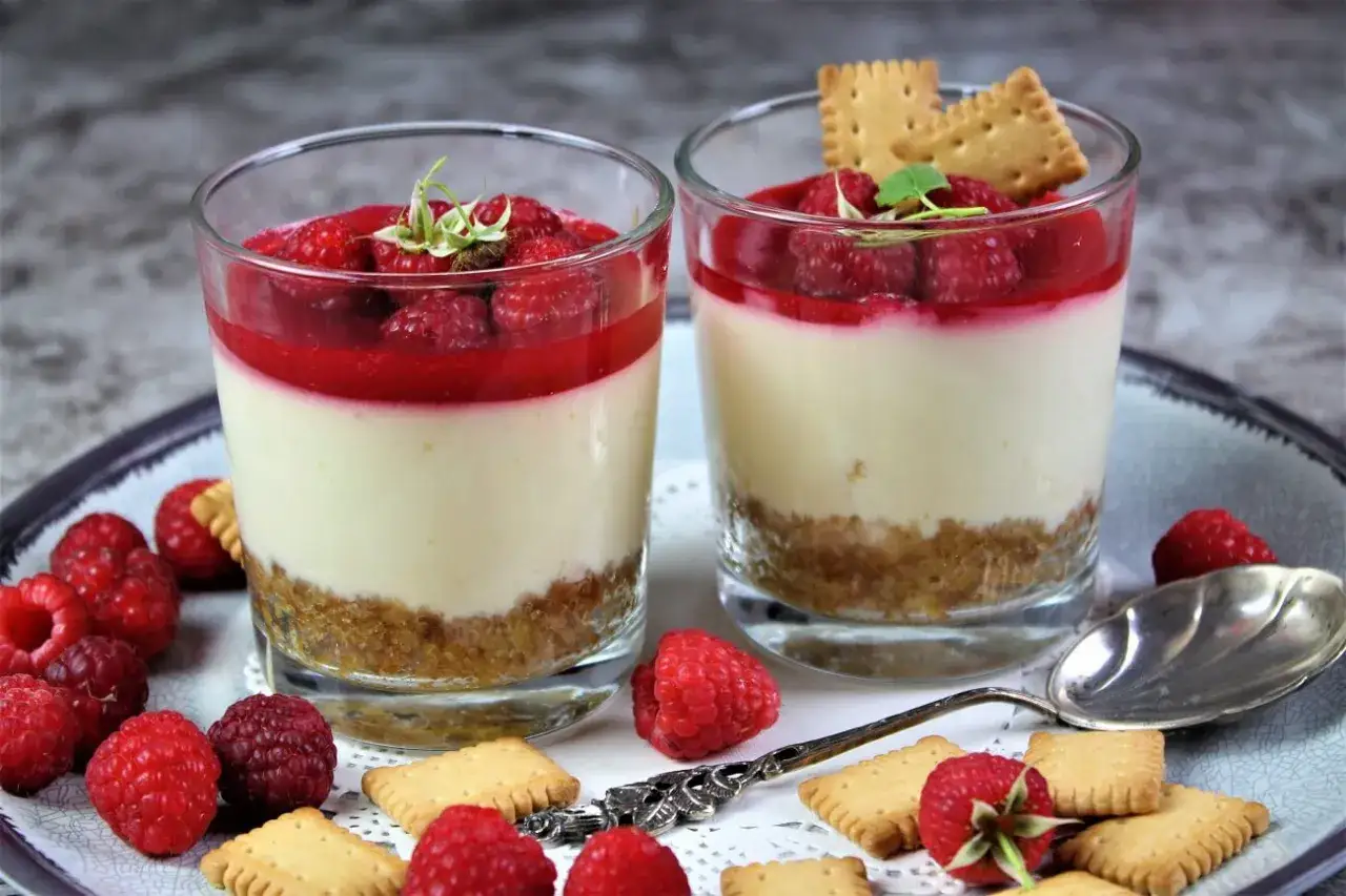 Ansprechendes, schnelles Himbeer-Dessert im Glas