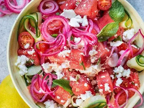 Zutaten f&uuml;r Wassermelonen-Feta-Salat wie Wassermelone Feta Minze rote Zwiebel