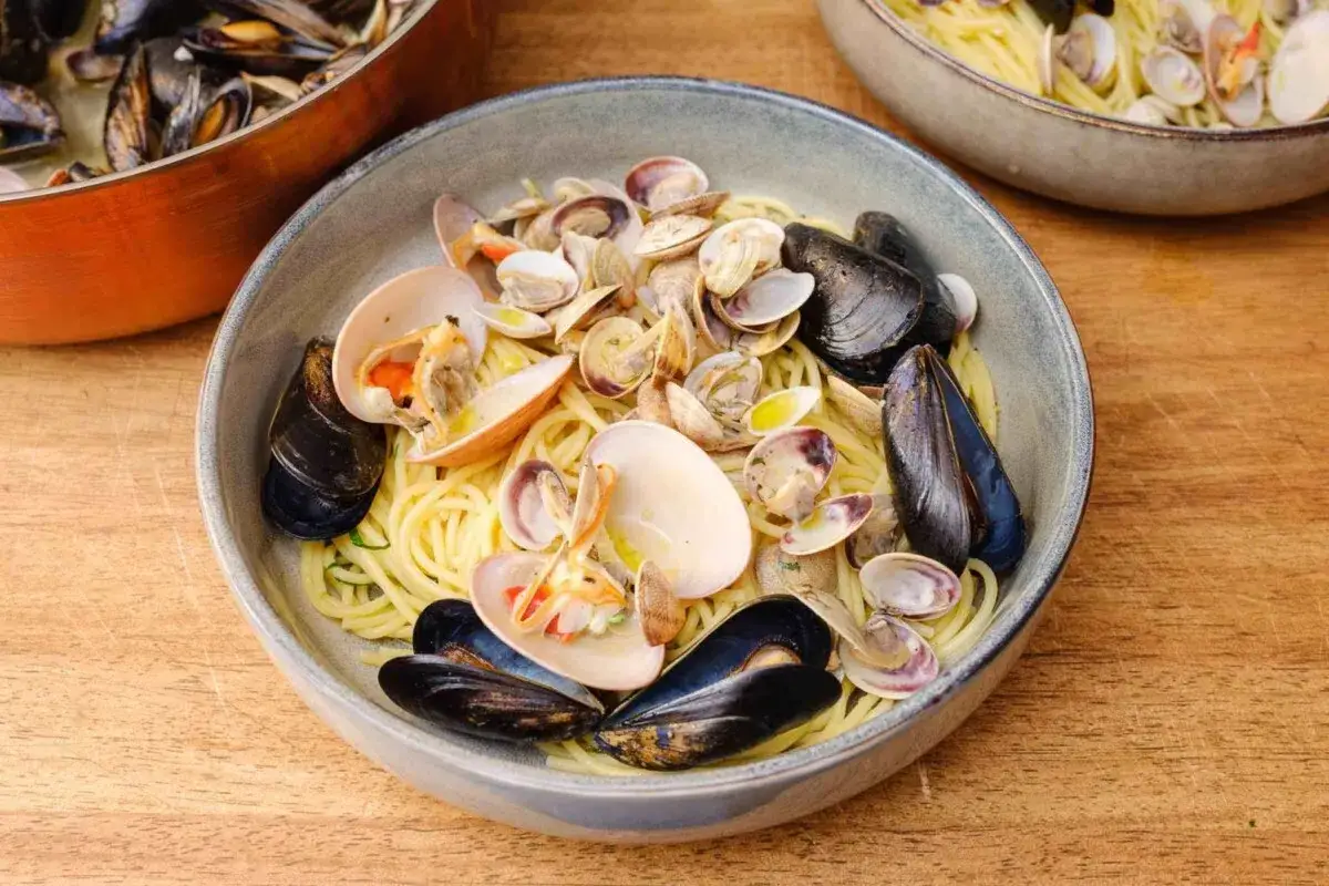 Miesmuscheln und Vongole nebeneinander auf Eis