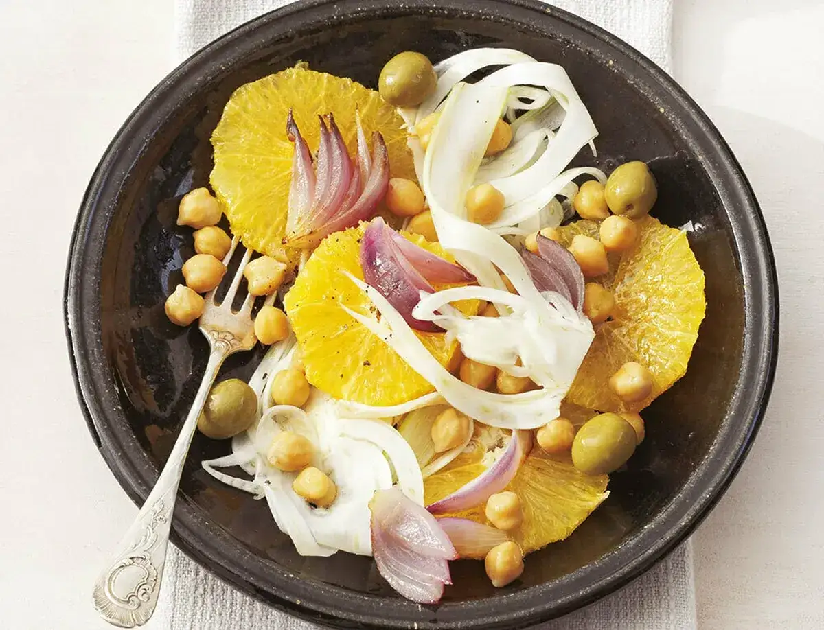 Verschiedene Variationen von Fenchel-Orangen-Salat mit N&uuml;ssen und K&auml;se