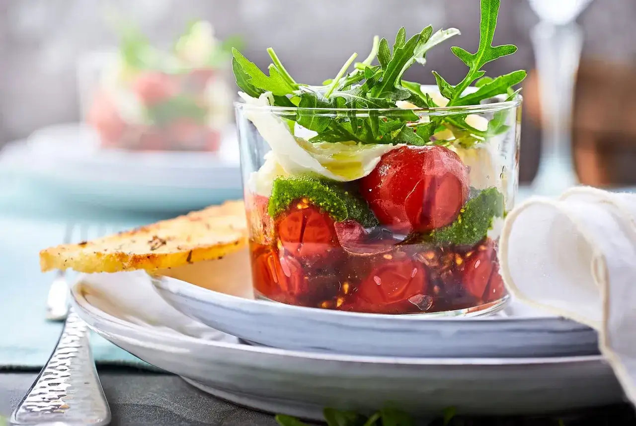 Caprese Spieße und im Glas angerichtet