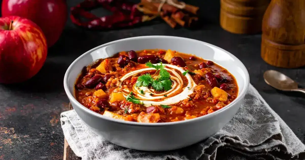 Vegetarisches Apfel-Linsen-Curry in einer Sch&uuml;ssel mit frischem Koriander