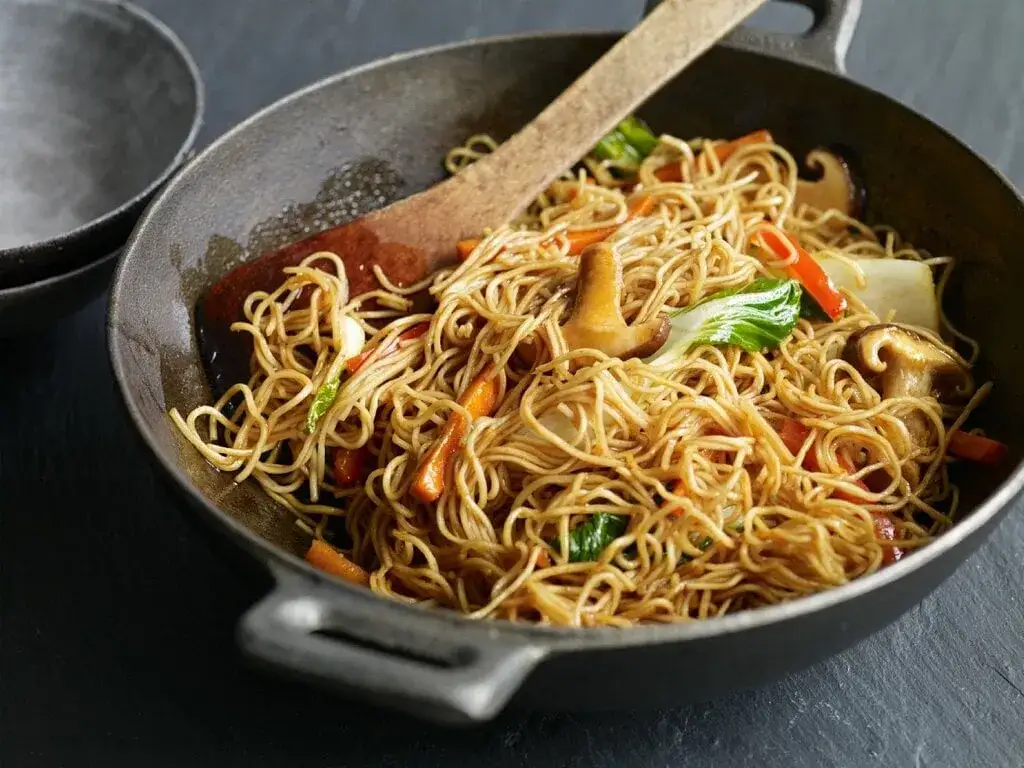 Chinesische gebratene Nudeln im Wok serviert
