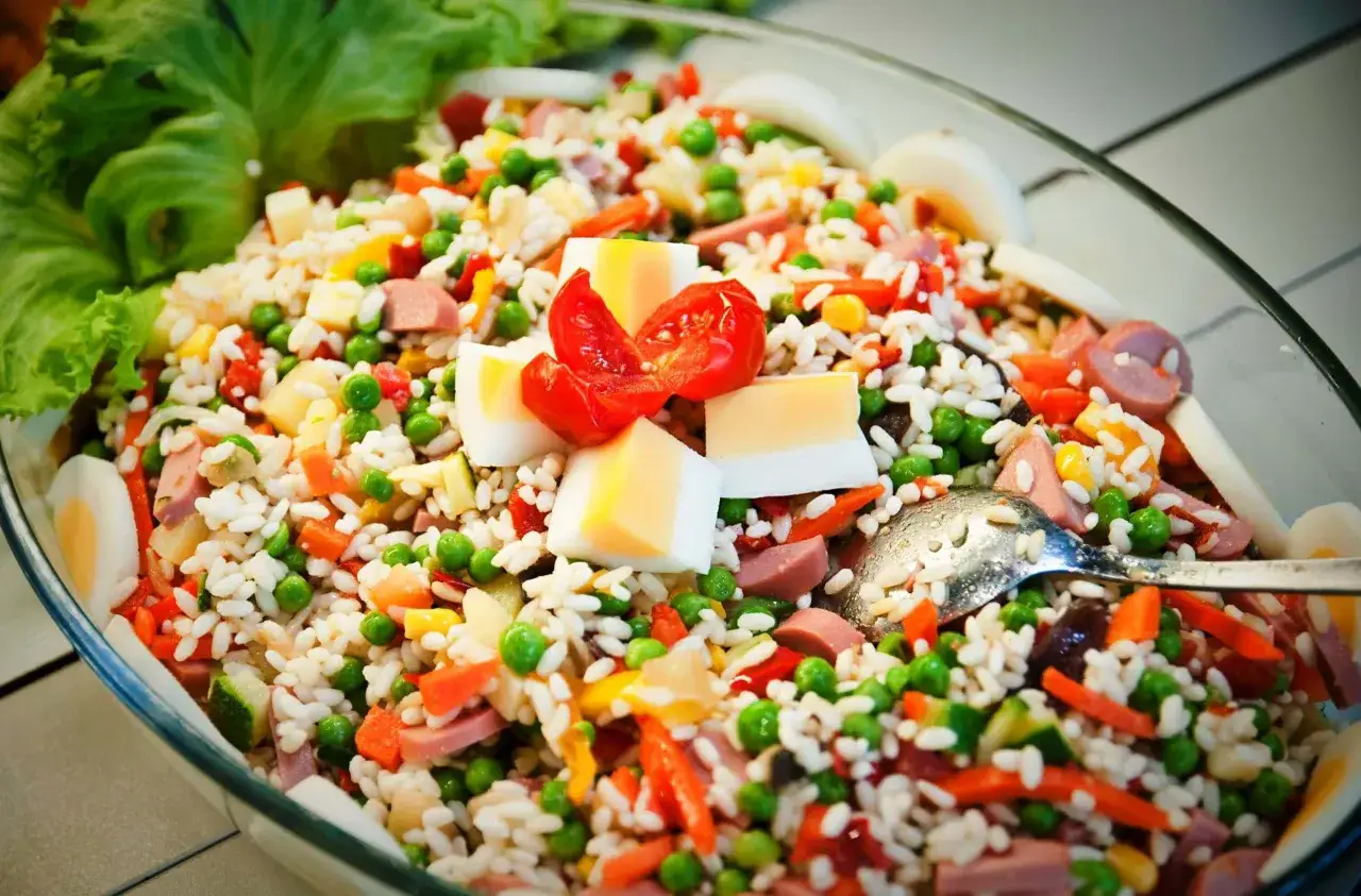 Ausgefallener bunter Grillsalat auf einem Tisch mit Grillgut