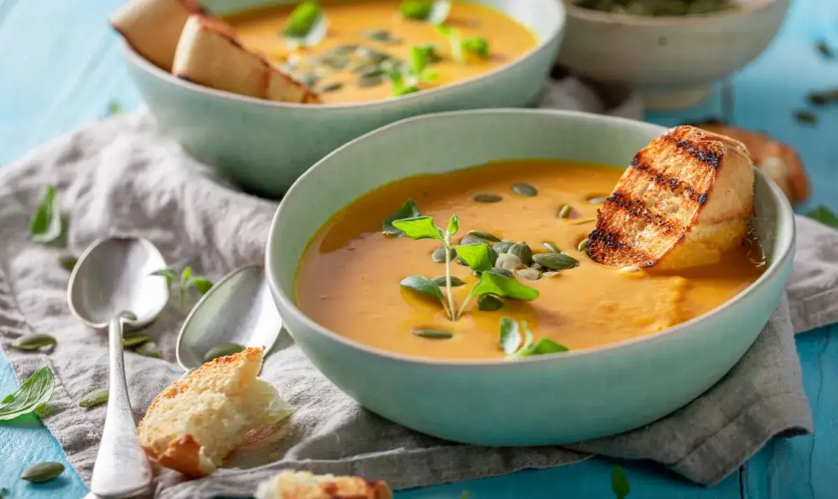 Zutaten f&uuml;r Schonkost Suppe wie Kartoffeln, Karotten und Fenchel auf einem Holztisch