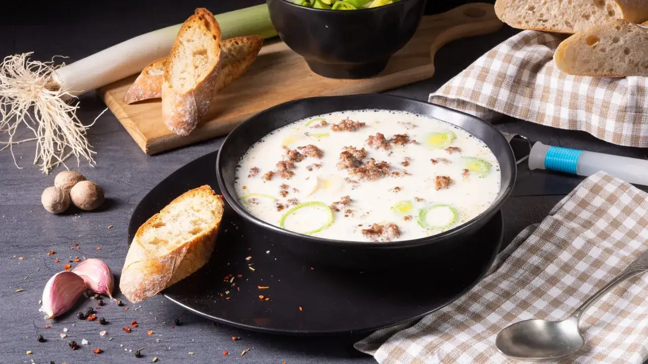 Käse Hack Lauch Suppe im Suppenteller mit frischem Baguette